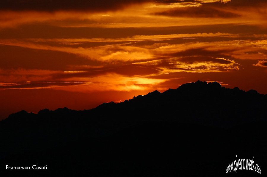 18 La scura silouette dell'Alben su sfondo arancione.jpg